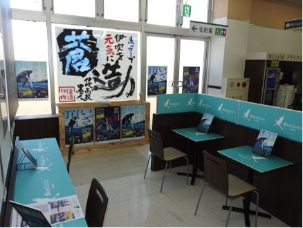 コート内にPRブースを併設。チームカラーの「シガブルー(蒼)」一色に。
