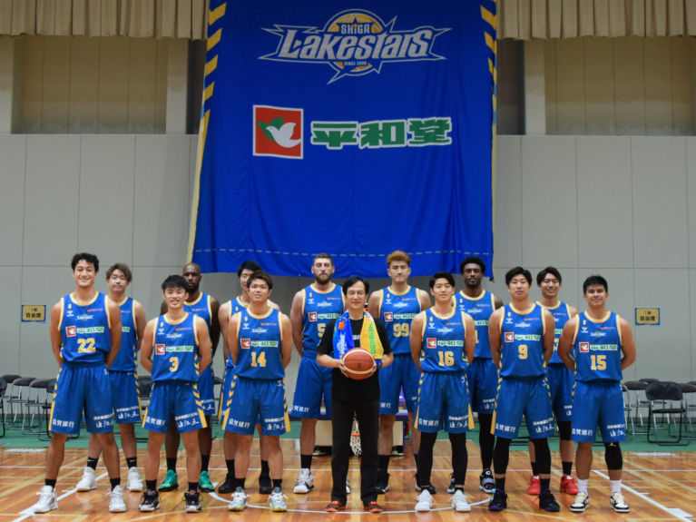 滋賀レイクスターズ選手の皆さんと平和堂 代表取締役社長執行役員の平松正嗣(前列中央)