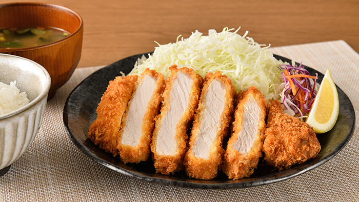平和堂ブランド「E-WA!」新商品!熟成ホエイ三元豚の厚切ロース豚かつ