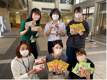<滋賀県社会福祉協議会の皆さんと寄付した災害時用備蓄食料の一例>