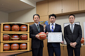 彦根市教育委員会へバスケットボールを寄贈の写真