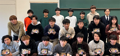 京都産業大学経営学部 松本ゼミナールの学生と担当松本教授(右上)の写真