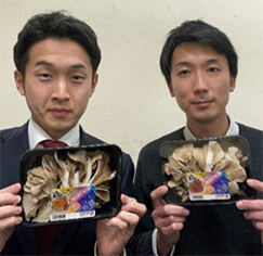 株式会社雪国まいたけ 星野様(左)、当社生鮮食品事業部青果課バイヤー 谷口の写真