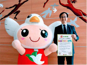 株式会社平和堂代表取締役社長執行役員 平松正嗣(右)と、平和堂イメージキャラクター「はとっぴー」(左)