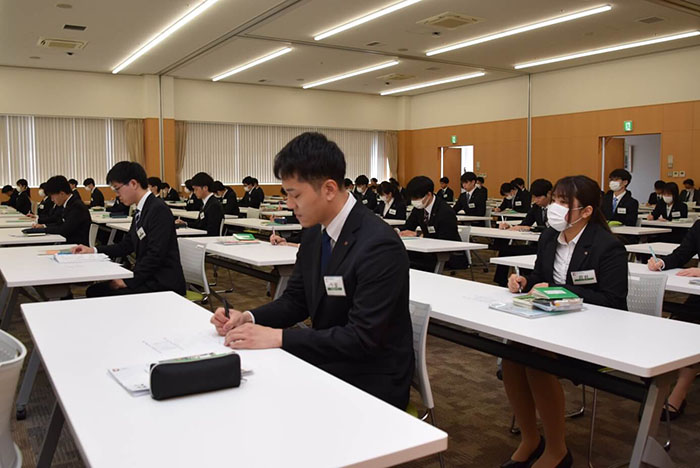 マスクの着用を自由とした今回の入社式では、約半数がノーマスクで参加しました