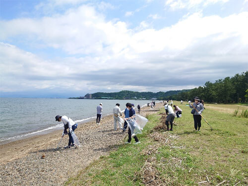 平和堂グループ社員ら350人による一斉清掃の様子
