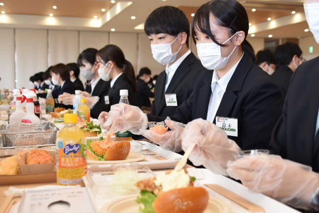 昼食の様子 1